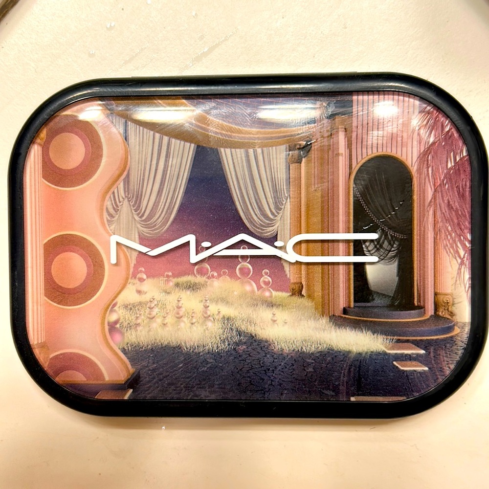 Mac “connect in colour” eyeshadow pallete